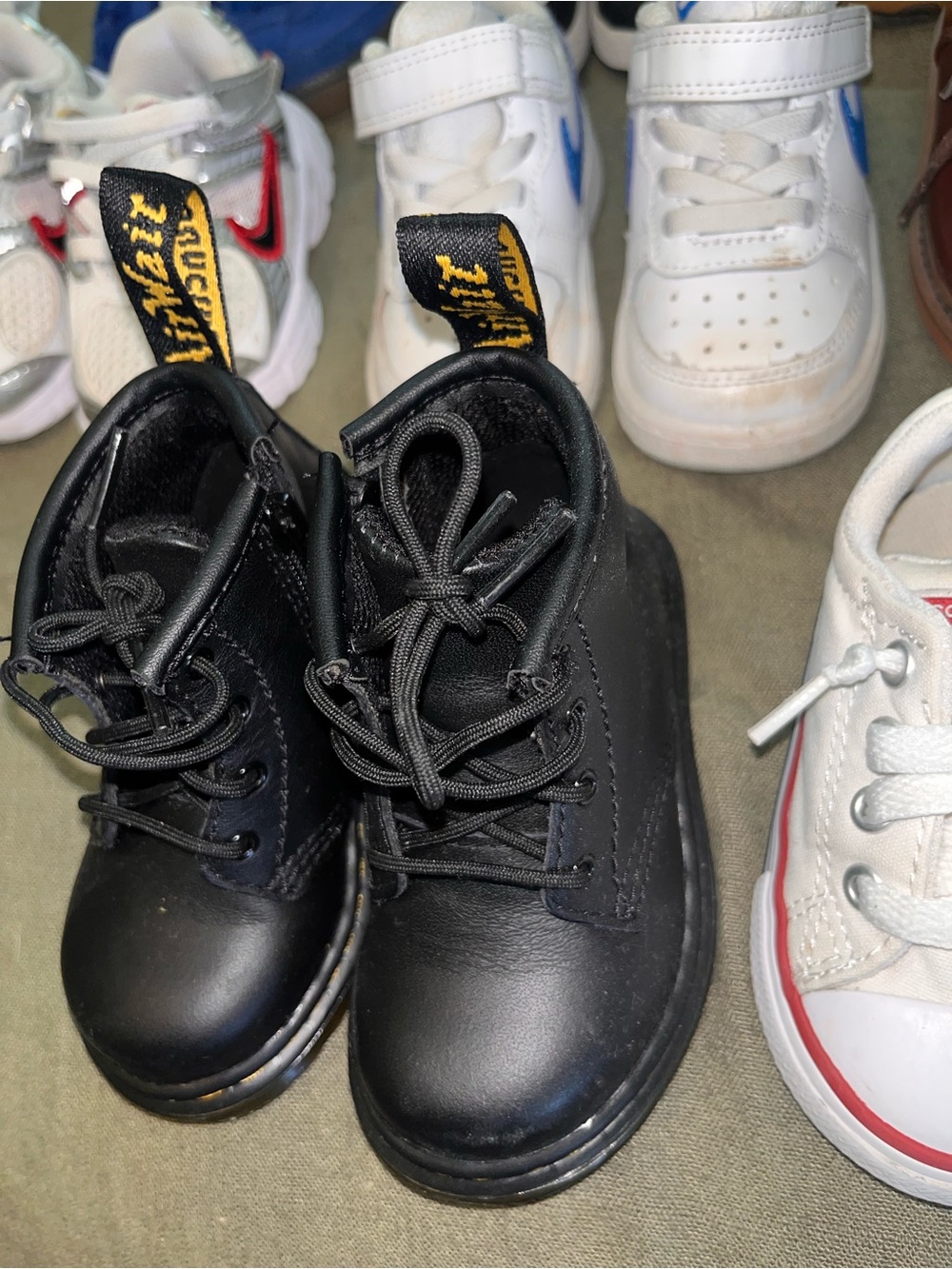 10 pairs of toddler size 5 shoes - Picture 9 of 14